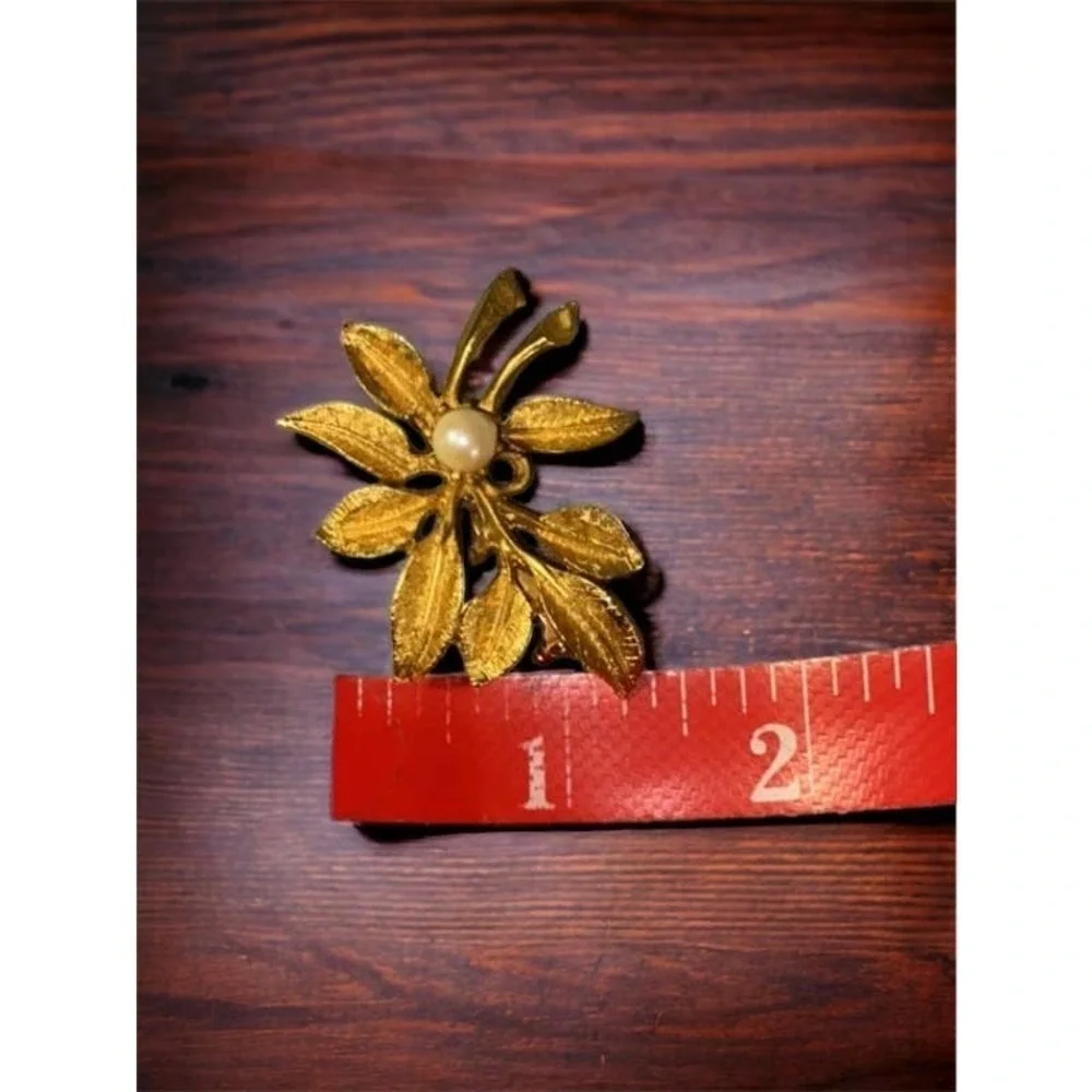 Vintage Textured Gold Tone Flower Brooch Pin Faux Pearl